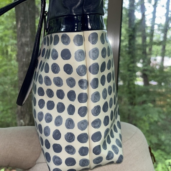 COACH 29432 Daisy Dot Print Tote Bag White Navy Patent Leather Trim - Picture 7 of 15